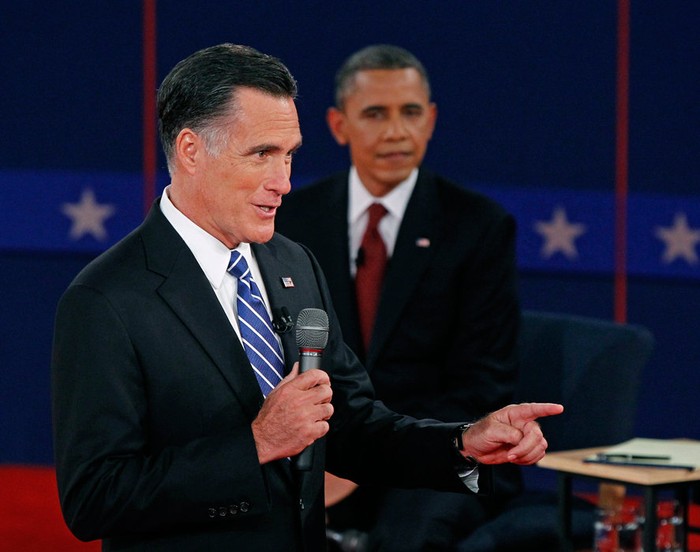 Ứng cử viên Mitt Romney trả lời câu hỏi của phóng viên